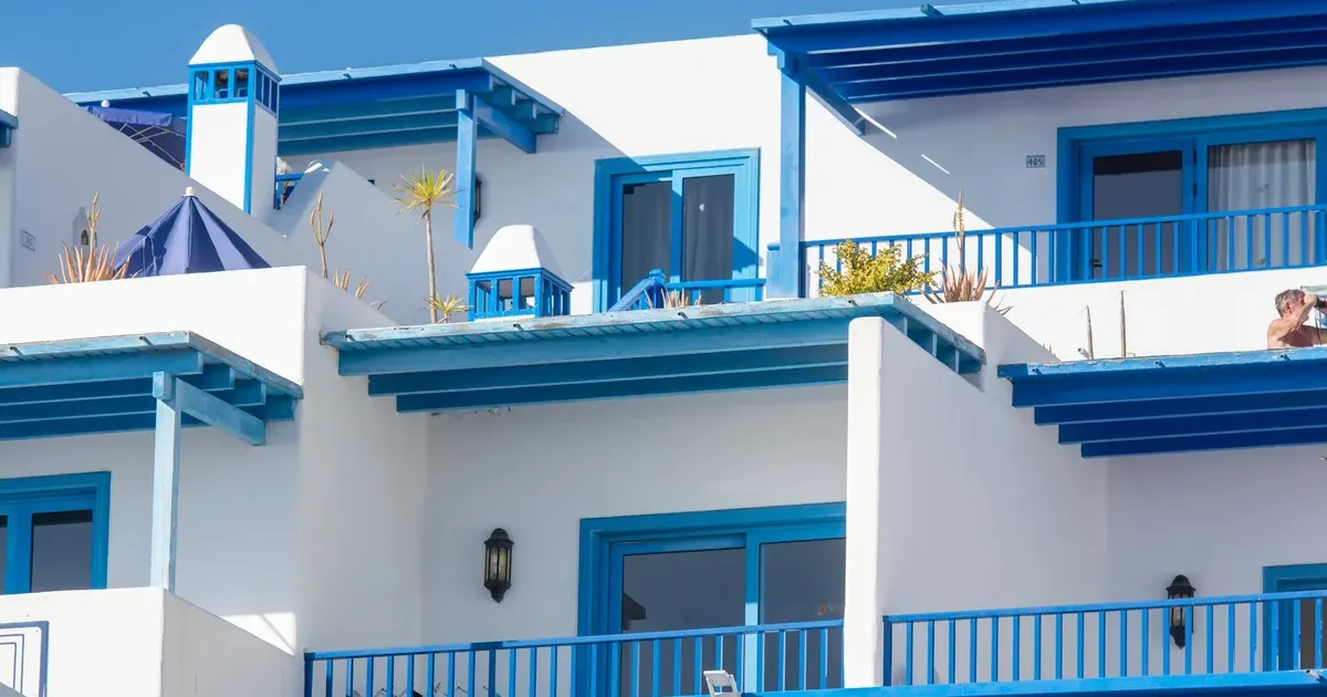 Κτίριο διαμερισμάτων με μπαλκόνια στην Ελλάδα — αγοράζω ή νοικιάζω 2026