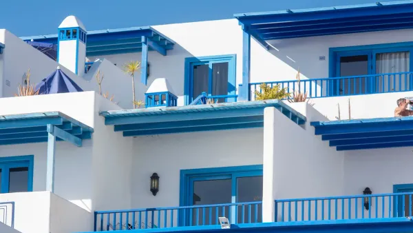 Κτίριο διαμερισμάτων με μπαλκόνια στην Ελλάδα — αγοράζω ή νοικιάζω 2026