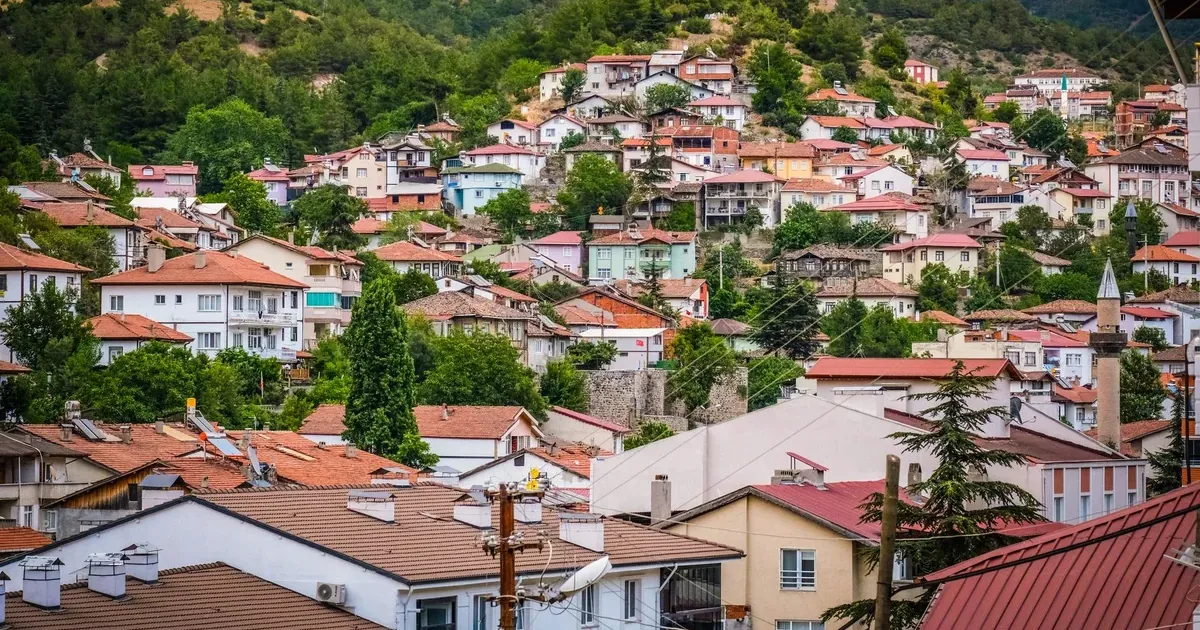Ορεινό χωριό με κεραμοσκεπές κατοικίες που αντιπροσωπεύει την ασφάλιση κατοικίας το 2026