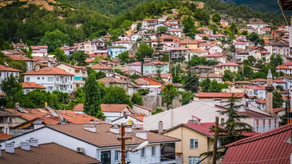 Ορεινό χωριό με κεραμοσκεπές κατοικίες που αντιπροσωπεύει την ασφάλιση κατοικίας το 2026