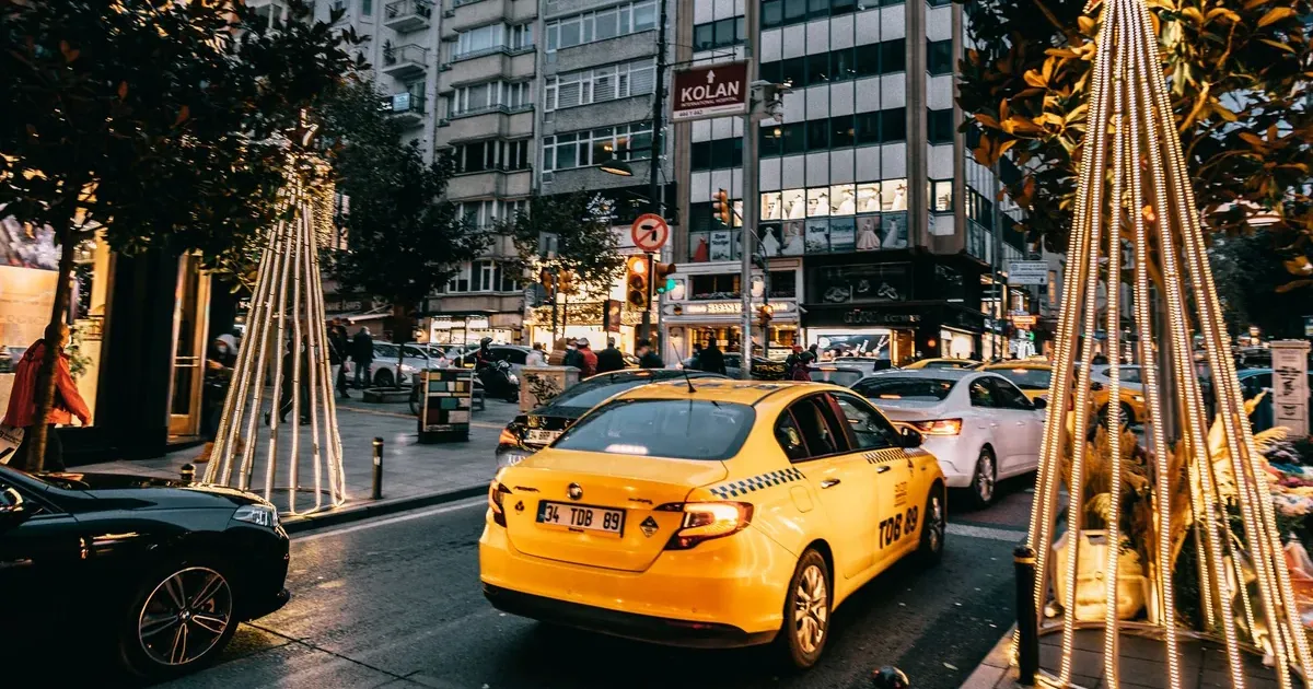 Βραδινή βόλτα στην πόλη για αγορές Black Friday 2026 με προσφορές και budget