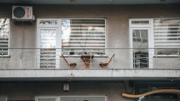 Μπαλκόνι με αστική θέα το καλοκαίρι — κόστος ρεύματος ΔΕΗ 2026