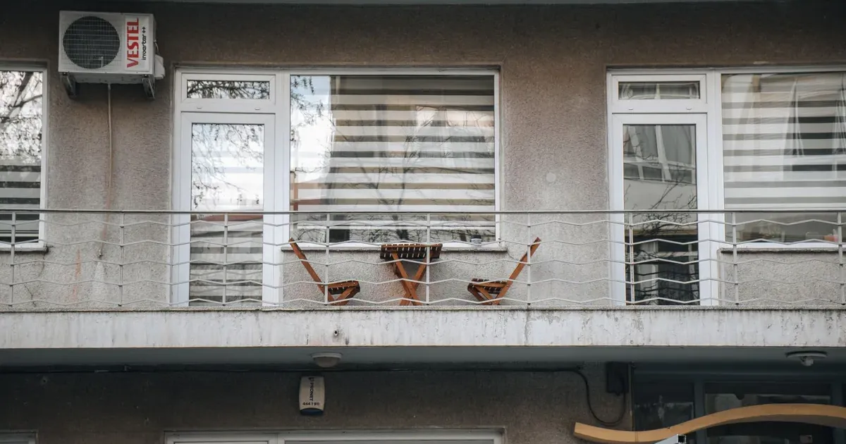 Μπαλκόνι με αστική θέα το καλοκαίρι — κόστος ρεύματος ΔΕΗ 2026