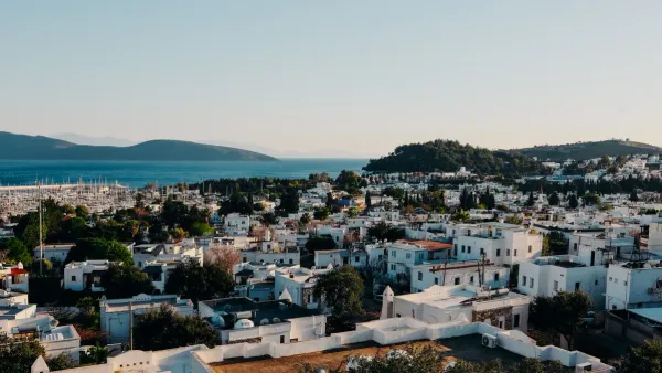 Σπίτι σε ελληνικό νησί που αντιπροσωπεύει την ιδιοκτησία και τον ΕΝΦΙΑ 2026