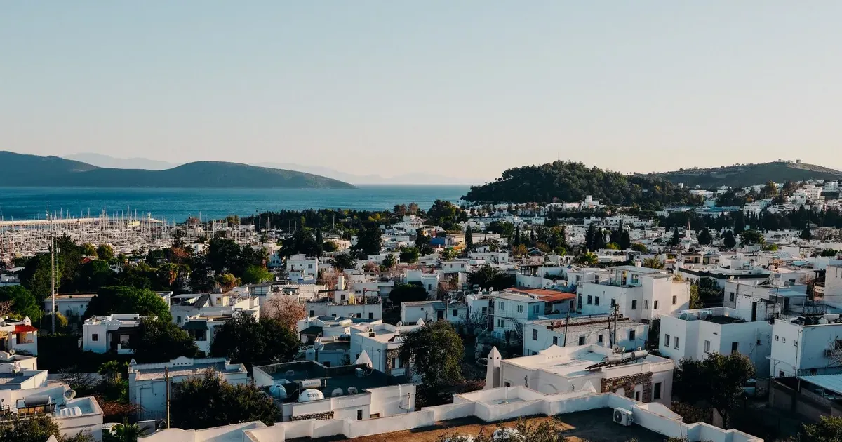 Σπίτι σε ελληνικό νησί που αντιπροσωπεύει την ιδιοκτησία και τον ΕΝΦΙΑ 2026
