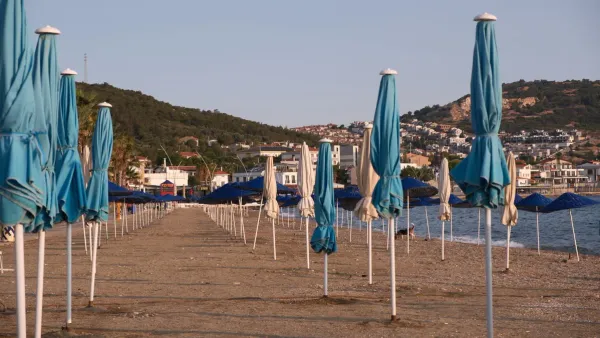 Εποχικός εργαζόμενος τουρισμού οργανώνει τα οικονομικά του πριν το τέλος της σεζόν στην παραλία