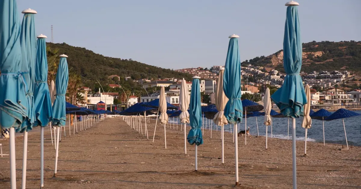 Εποχικός εργαζόμενος τουρισμού οργανώνει τα οικονομικά του πριν το τέλος της σεζόν στην παραλία
