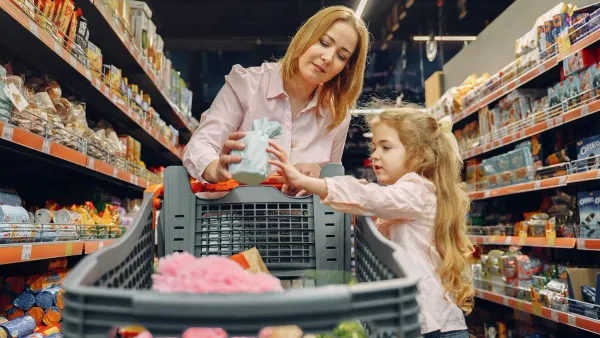 Family grocery shopping in a supermarket, illustrating how to manage a grocery budget in 2026