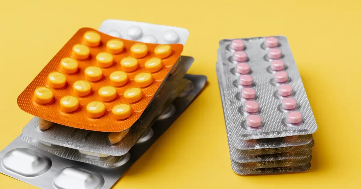 Φάρμακα και blister packs που συμβολίζουν τα ιατρικά έξοδα στην Ελλάδα
