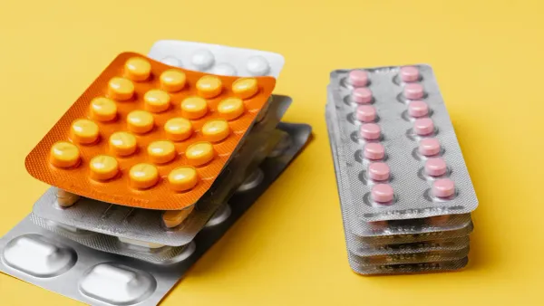 Φάρμακα και blister packs που συμβολίζουν τα ιατρικά έξοδα στην Ελλάδα