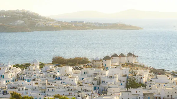 Ελληνικό νησί με λευκά σπίτια και γαλάζια θάλασσα — budget καλοκαιρινές διακοπές 2026