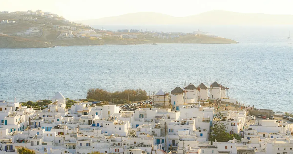 Ελληνικό νησί με λευκά σπίτια και γαλάζια θάλασσα — budget καλοκαιρινές διακοπές 2026