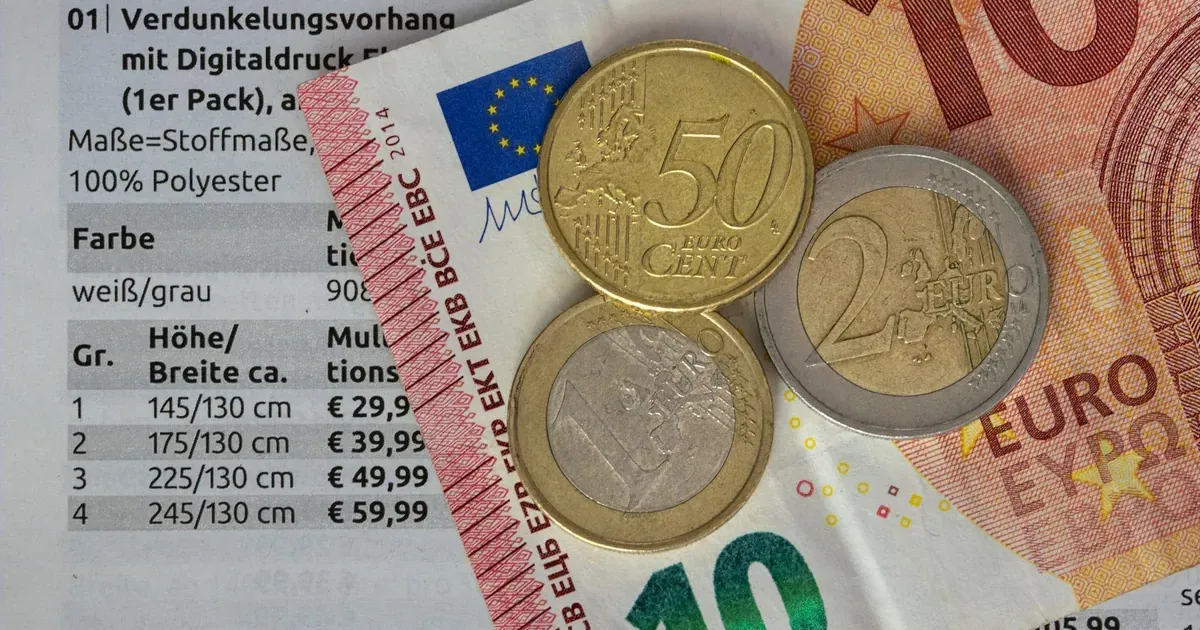 Ευρώ νομίσματα και χαρτονομίσματα σε τραπέζι — μετρητά ή κάρτα ψυχολογία εξόδων