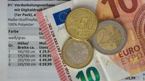 Ευρώ νομίσματα και χαρτονομίσματα σε τραπέζι — μετρητά ή κάρτα ψυχολογία εξόδων