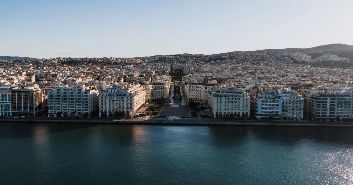 Νέος εργαζόμενος κάτω των 25 οργανώνει τον πρώτο μισθό 2026 στην Ελλάδα