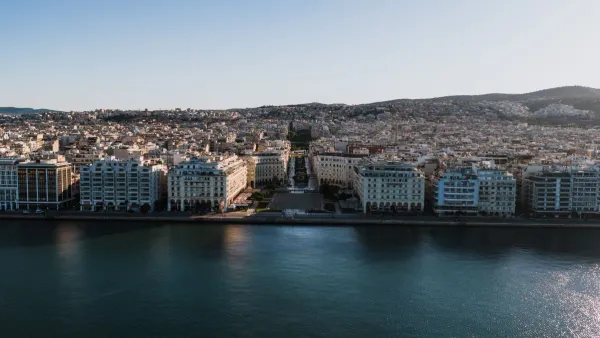 Νέος εργαζόμενος κάτω των 25 οργανώνει τον πρώτο μισθό 2026 στην Ελλάδα