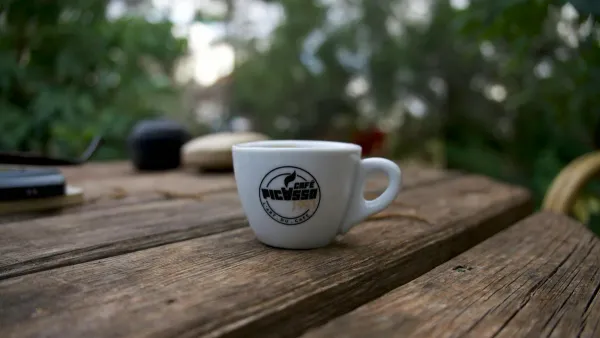 Φλιτζάνι espresso σε ξύλινο τραπέζι εξωτερικού χώρου — μικρές καθημερινές δαπάνες και αποταμίευση