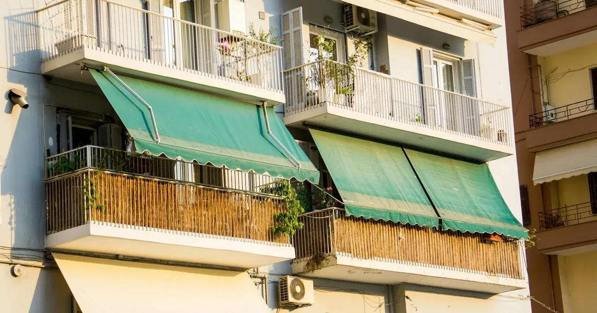 Πολυκατοικία με μπαλκόνια — αποταμίευση για πρώτη κατοικία στην Ελλάδα 2026